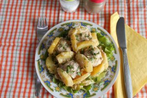 Chiftele din carne de porc, in fagure de cartofi