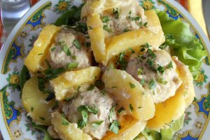 Chiftele din carne de porc, in fagure de cartofi