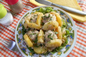 Chiftele din carne de porc, in fagure de cartofi