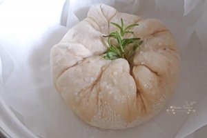 Aperitiv chifla cu branza Camembert, rozmarin si nuci pecan