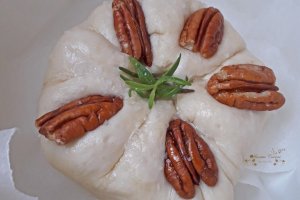 Aperitiv chifla cu branza Camembert, rozmarin si nuci pecan