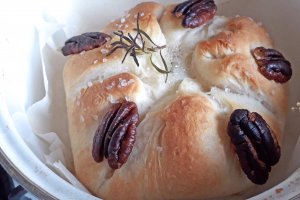 Aperitiv chifla cu branza Camembert, rozmarin si nuci pecan