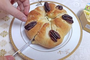 Aperitiv chifla cu branza Camembert, rozmarin si nuci pecan