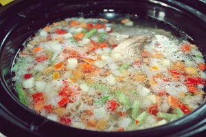 Supa deasa din curcan cu legume si gartene la slow cooker Crock Pot