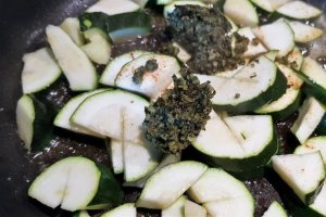 Dovlecei sotati cu pancetta si sos pesto