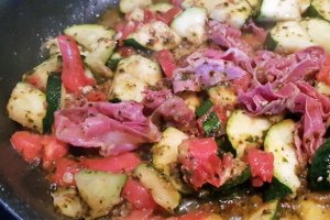 Dovlecei sotati cu pancetta si sos pesto