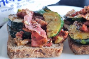Dovlecei sotati cu pancetta si sos pesto