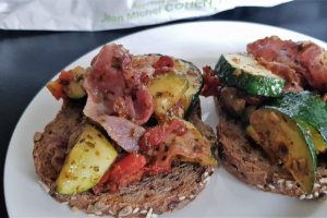 Dovlecei sotati cu pancetta si sos pesto