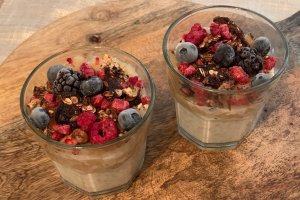 Orez cu lapte, piure de mar, granola si fructe de padure