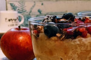 Orez cu lapte, piure de mar, granola si fructe de padure