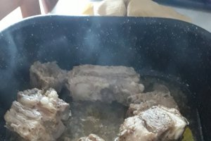 Cartofi cu coaste de porc aromate la cuptor