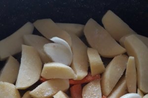 Cartofi cu coaste de porc aromate la cuptor