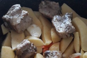 Cartofi cu coaste de porc aromate la cuptor