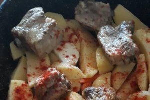 Cartofi cu coaste de porc aromate la cuptor