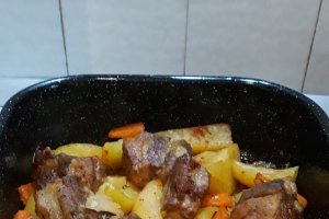 Cartofi cu coaste de porc aromate la cuptor