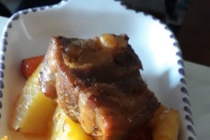 Cartofi cu coaste de porc aromate la cuptor