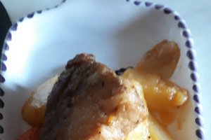 Cartofi cu coaste de porc aromate la cuptor