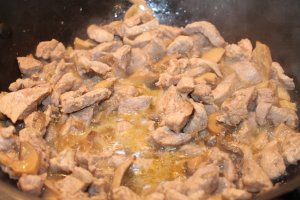Stroganoff din carne de porc si ciuperci la slow cooker Crock Pot