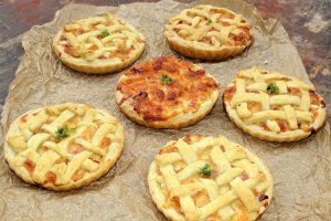 Mini tarte cu piept de porc