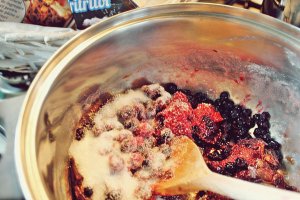 Desert crumble cu prune si afine la slow cooker Crock Pot