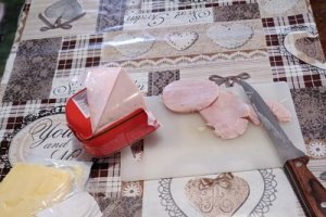 Rulouri din piept de pui cu sunca si cascaval