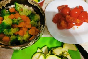 Broccoli, zucchini si rosii cherry in unt