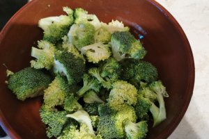 Broccoli, zucchini si rosii cherry in unt