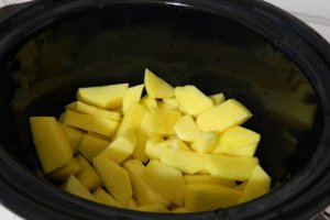 Ciorba de cartofi cu carnat afumat la slow cooker Crock Pot
