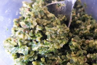 Sos pesto cu busuioc, migdale si rosii uscate