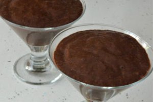 Desert budinca de chia cu cacao si fructe