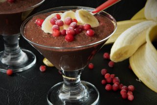 Desert budinca de chia cu cacao si fructe