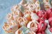 Desert tort cu trandafiri, nuci, caramel si fructe-4