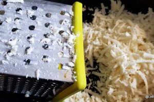 Blat de pizza din conopida si mozzarella (fara gluten, low carb)
