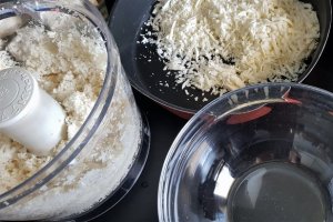 Blat de pizza din conopida si mozzarella (fara gluten, low carb)