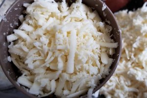Blat de pizza din conopida si mozzarella (fara gluten, low carb)