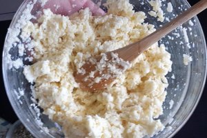 Blat de pizza din conopida si mozzarella (fara gluten, low carb)