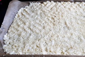 Blat de pizza din conopida si mozzarella (fara gluten, low carb)