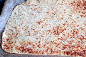 Blat de pizza din conopida si mozzarella (fara gluten, low carb)