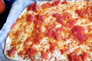 Blat de pizza din conopida si mozzarella (fara gluten, low carb)
