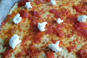 Blat de pizza din conopida si mozzarella (fara gluten, low carb)