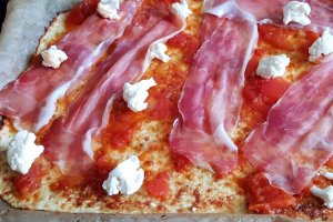Blat de pizza din conopida si mozzarella (fara gluten, low carb)