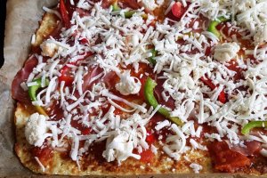 Blat de pizza din conopida si mozzarella (fara gluten, low carb)