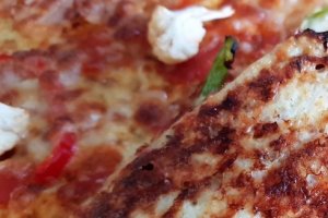 Blat de pizza din conopida si mozzarella (fara gluten, low carb)