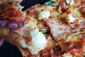 Blat de pizza din conopida si mozzarella (fara gluten, low carb)