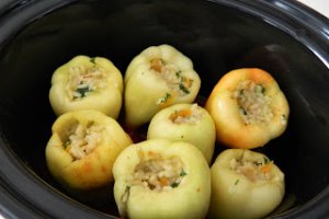 Ardei umpluti cu orez, in sos de rosii la slow cooker Crock Pot