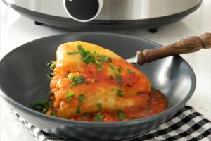 Ardei umpluti cu orez, in sos de rosii la slow cooker Crock Pot