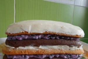 Desert tort cu crema de mascarpone cu frisca si afine