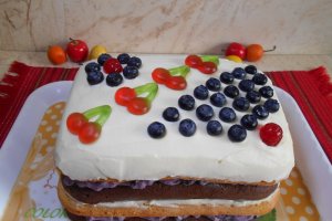 Desert tort cu crema de mascarpone cu frisca si afine