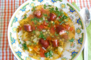 Ciorba de mazare, cu carnati afumati si moare de varza
