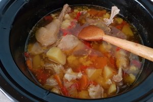 Carne de pui cu legume la slow cooker Crock Pot